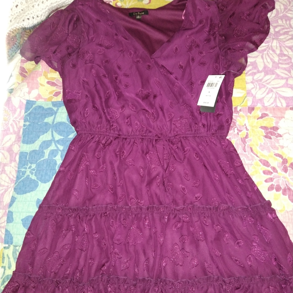City Studio beautiful med size petite dress new with free socks ❤️
